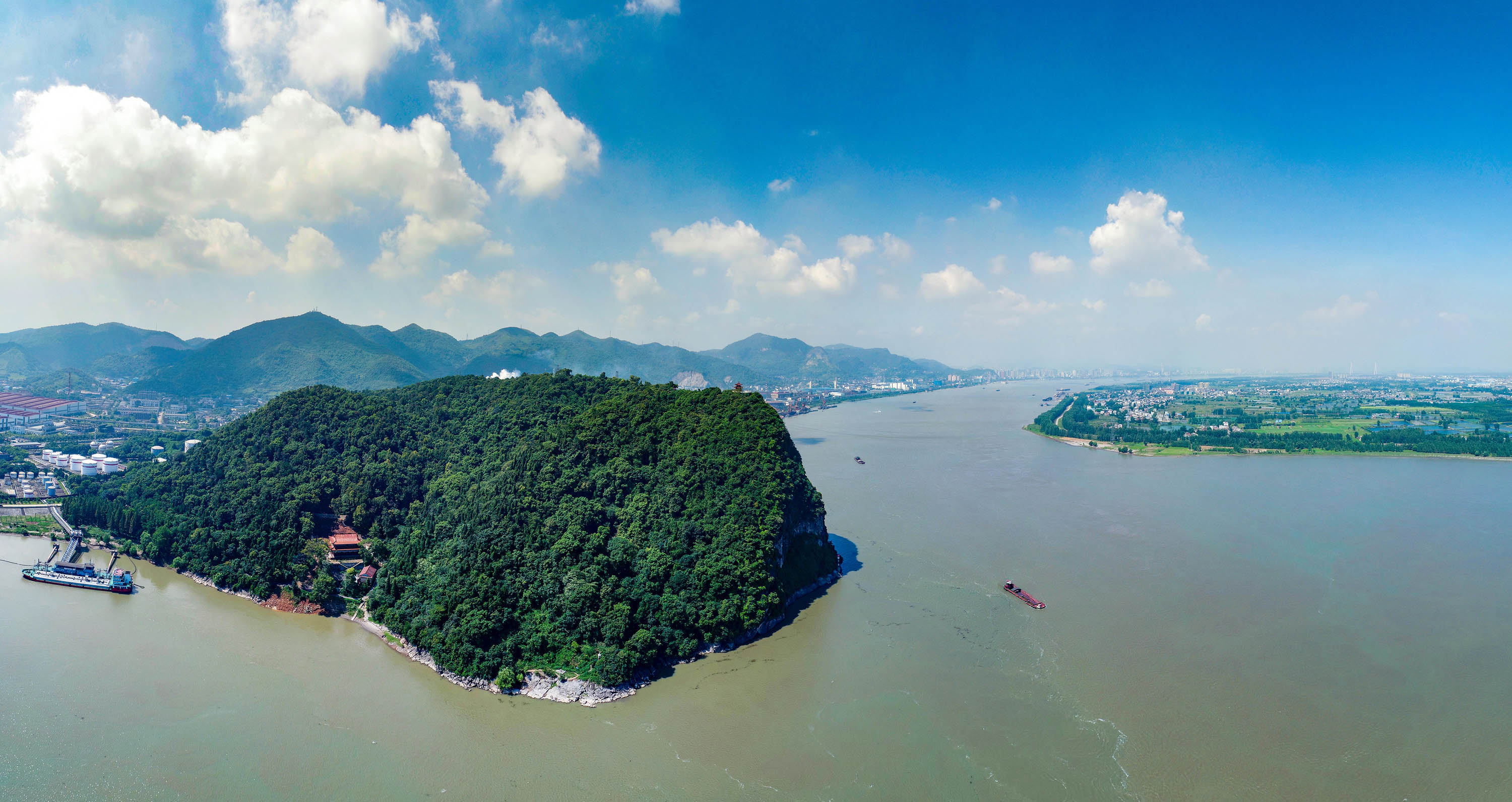 “西塞山边白鹭飞，散花洲外片帆微。”何戈 摄.jpg