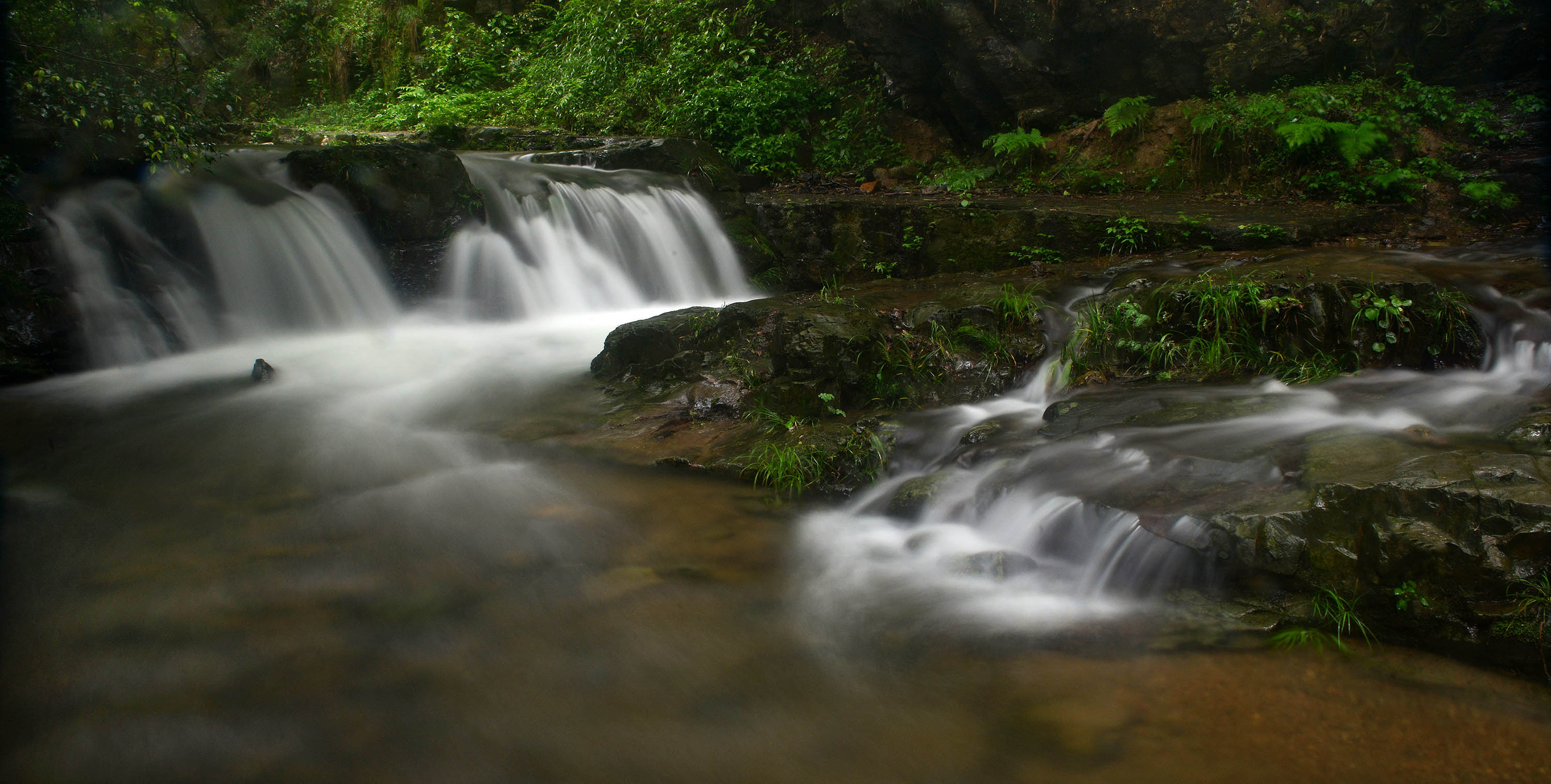 大泉沟奇峰突兀，山峦叠翠，行走其间，泉水、鸟语、林涛交融互济，让人如入仙境，心旷神怡。 尹传佳  摄.jpg