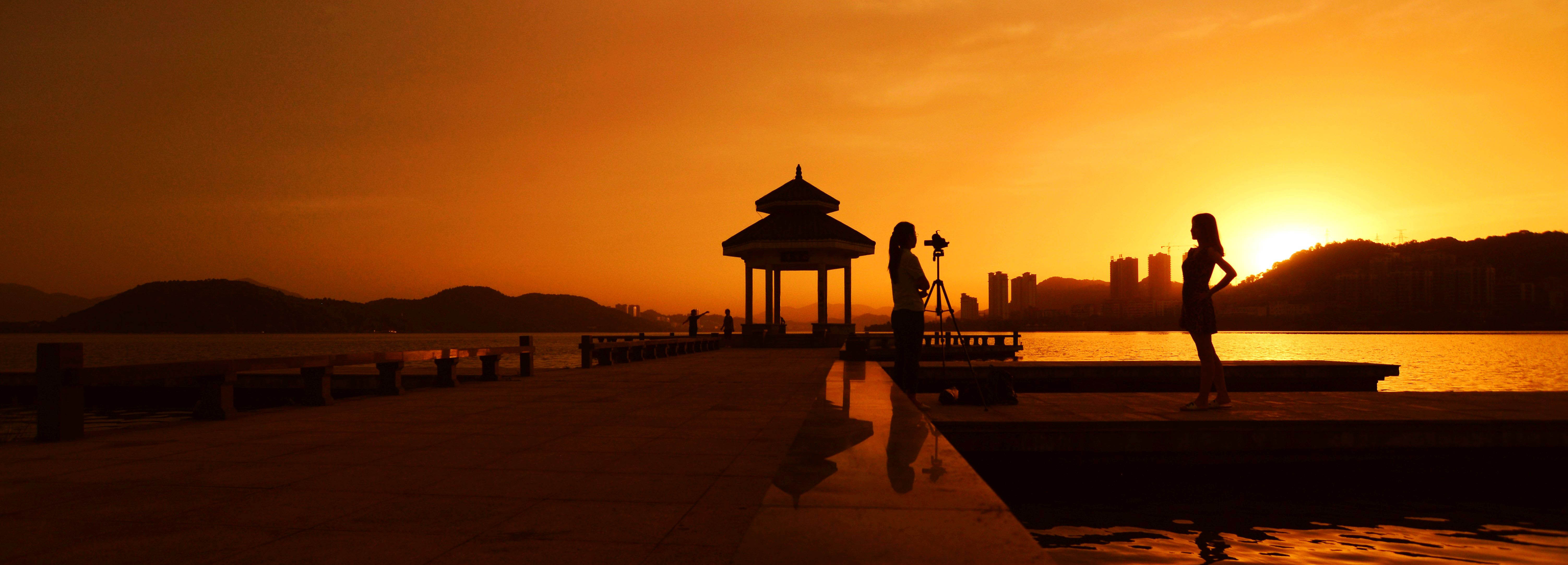 夕阳映射在磁湖水中，彩色迷离，浮光掠影，为黄石增添了不少色彩。.jpg